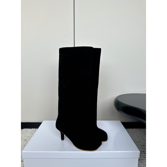 440Maison Margiela 24ss 玛吉拉麂皮宽筒直筒长靴 细高跟高筒靴分趾tabi靴原版开模双层真皮鞋底 原版套楦鞋型很大方 搭配各种风格都️轻松驾驭 小短腿的福音 上身瞬间秒变大长腿 ✔️上脚不被常规所拘束，随心所欲做自己～上脚炒鸡柔软舒适▪️鞋面：进口原版真皮▪️内里：原版真皮▪️大底：原版意大利双层真皮底跟▪️Size：35-39（40定制不退不换）