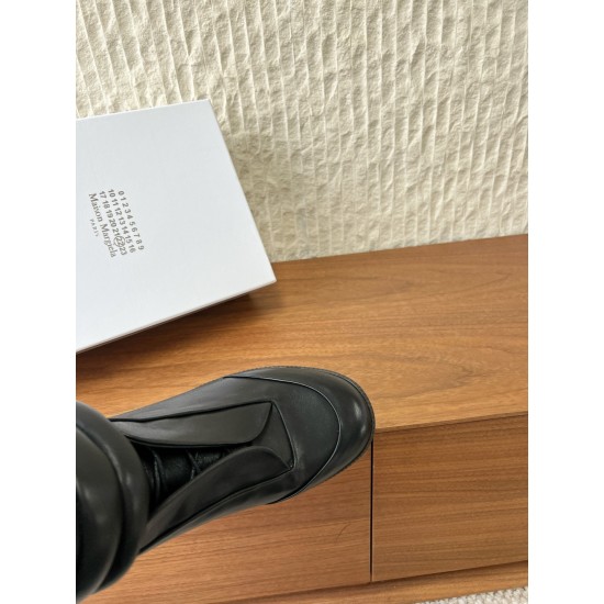 360（男码+10）G295 Maison Margiela 马吉拉 25ss秋冬新款马吉拉Future Sneaker复古 高帮 休闲鞋MM6作为这两年最受欢迎的鬼才设计师品牌设计简单、奢华的质感让你爱不释手  不想满大街撞款的可以看看这个品牌，比较小众却又是那么好搭配ins、小红书随处可见这个品牌的身影 ▪鞋面：采用原版进口牛皮▪内里垫脚：丝绸羊皮▪大底：原版定制防滑橡胶大底▪码数：35-44（女码40，男码45.46.47.48定做不退换）