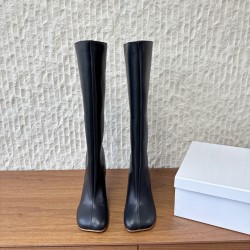 530G279  Maison Margiela 玛吉拉 25ss秋冬新款 直筒 长靴不过膝 MM6家tabi分趾鞋靴 原版开模双层真皮鞋底 原版套楦鞋型很大方 搭配各种风格都轻松驾驭 小短腿的福音 上身瞬间秒变大长腿 上脚不被常规所拘束，随心所欲做自己～上脚炒鸡柔软舒适▪️鞋面：采用原版进口牛皮▪️内里垫脚：羊皮▪️大底：原版定制意大利双层真皮大底▪️Size：35-39（40.41定制不退不换）