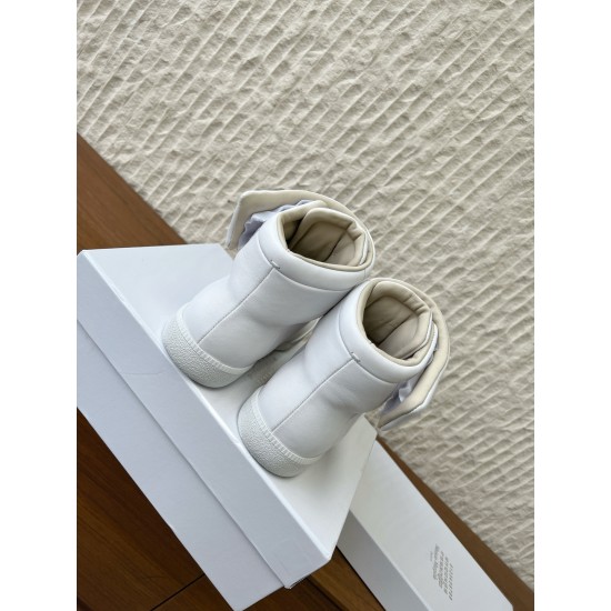 360（男码+10）G295 Maison Margiela 马吉拉 25ss秋冬新款马吉拉Future Sneaker复古 高帮 休闲鞋MM6作为这两年最受欢迎的鬼才设计师品牌设计简单、奢华的质感让你爱不释手  不想满大街撞款的可以看看这个品牌，比较小众却又是那么好搭配ins、小红书随处可见这个品牌的身影 ▪鞋面：采用原版进口牛皮▪内里垫脚：丝绸羊皮▪大底：原版定制防滑橡胶大底▪码数：35-44（女码40，男码45.46.47.48定做不退换）