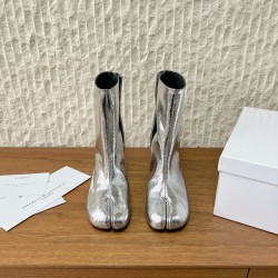 6cm 400G062  MaisonMargiela 马吉拉 25ss秋冬新款 分趾系列 高跟 分趾靴原版套楦鞋型很经典，不管是价格还是品质通通秒杀市场……告别臃肿，专为当代独立、气质都市女性打造高级鞋履 对是小众的佼佼者，百搭王，小众没有那么烂大街，穿上太有气质了▪鞋面：采用原版进口爆裂纹牛皮 ▪内里垫脚：苯染牛皮 ▪大底：原版定制意大利双层真皮大底▪Size：35-39（40.41定做不退换）