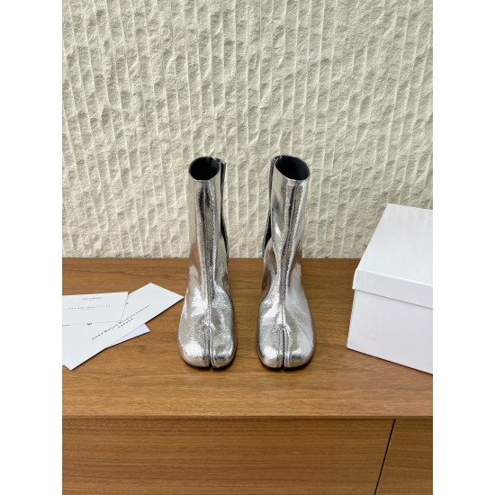 6cm 400G062  MaisonMargiela 马吉拉 25ss秋冬新款 分趾系列 高跟 分趾靴原版套楦鞋型很经典，不管是价格还是品质通通秒杀市场……告别臃肿，专为当代独立、气质都市女性打造高级鞋履 对是小众的佼佼者，百搭王，小众没有那么烂大街，穿上太有气质了▪鞋面：采用原版进口爆裂纹牛皮 ▪内里垫脚：苯染牛皮 ▪大底：原版定制意大利双层真皮大底▪Size：35-39（40.41定做不退换）