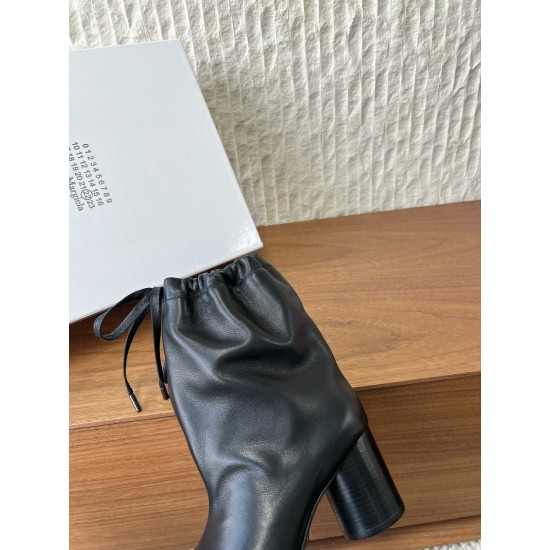 420G321  Maison Margiela 马吉拉 25ss秋冬新款 分趾绑带宽松 高跟靴MM6家tabi分趾 秋冬新品最高版本买手代购完美分趾tabi靴原版开模双层真底 原版套楦鞋型很大方 搭配各种风格都可以轻松驾驭 小短腿的福音 上身瞬间秒变大长腿 上脚不被常规所拘束，随心所欲做自己 上脚炒鸡柔软舒适▪鞋面：采用原版进口牛皮▪内里垫脚：羊皮▪跟高：7 5cm▪大底：原版定制意大利真皮大底▪Size：35-39（40 定制不退换）