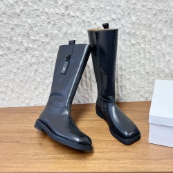380G279 MaisonMargiela 马吉拉 25ss 秋冬新款 分趾高筒靴火爆来袭！太香了‼️靓丽多彩少女感扑面而来！不容错过的时尚单品  简单又有格调的美 跑量扛把子 必入单品 时尚减龄神器 随性率真的感脚简单高级的设计 融入MM6独有的标志同时满足日常 休闲渡假 百搭 真心巴适意大利真皮大底 分体设计 原版一致材料 对标原单 请认准咱家高货▪鞋面：牛皮▪内里：牛皮▪大底：原版进口发泡大底▪Size：35-39（40定做不退换）