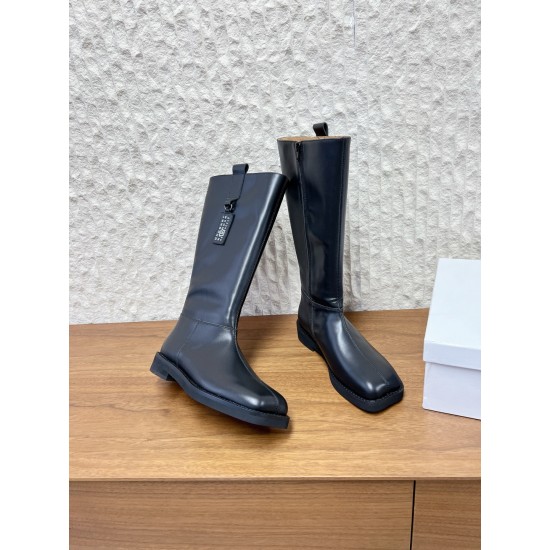 380G279 MaisonMargiela 马吉拉 25ss 秋冬新款 分趾高筒靴火爆来袭！太香了‼️靓丽多彩少女感扑面而来！不容错过的时尚单品  简单又有格调的美 跑量扛把子 必入单品 时尚减龄神器 随性率真的感脚简单高级的设计 融入MM6独有的标志同时满足日常 休闲渡假 百搭 真心巴适意大利真皮大底 分体设计 原版一致材料 对标原单 请认准咱家高货▪鞋面：牛皮▪内里：牛皮▪大底：原版进口发泡大底▪Size：35-39（40定做不退换）
