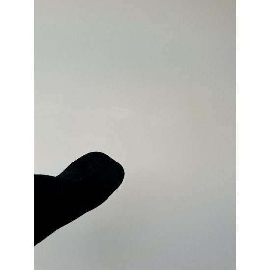 440Maison Margiela 24ss 玛吉拉麂皮宽筒直筒长靴 细高跟高筒靴分趾tabi靴原版开模双层真皮鞋底 原版套楦鞋型很大方 搭配各种风格都️轻松驾驭 小短腿的福音 上身瞬间秒变大长腿 ✔️上脚不被常规所拘束，随心所欲做自己～上脚炒鸡柔软舒适▪️鞋面：进口原版真皮▪️内里：原版真皮▪️大底：原版意大利双层真皮底跟▪️Size：35-39（40定制不退不换）