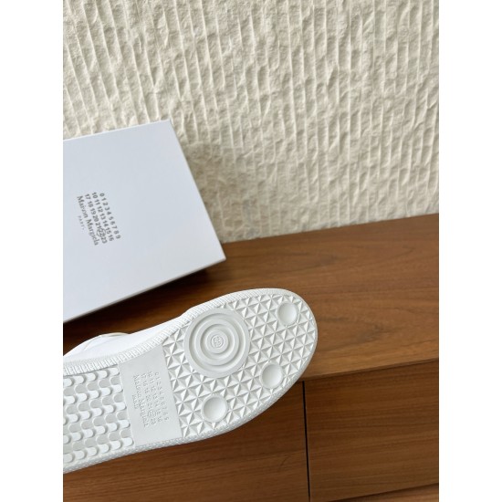 360（男码+10）G295 Maison Margiela 马吉拉 25ss秋冬新款马吉拉Future Sneaker复古 高帮 休闲鞋MM6作为这两年最受欢迎的鬼才设计师品牌设计简单、奢华的质感让你爱不释手  不想满大街撞款的可以看看这个品牌，比较小众却又是那么好搭配ins、小红书随处可见这个品牌的身影 ▪鞋面：采用原版进口牛皮▪内里垫脚：丝绸羊皮▪大底：原版定制防滑橡胶大底▪码数：35-44（女码40，男码45.46.47.48定做不退换）
