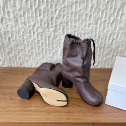 420G321  Maison Margiela 马吉拉 25ss秋冬新款 分趾绑带宽松 高跟靴MM6家tabi分趾 秋冬新品最高版本买手代购完美分趾tabi靴原版开模双层真底 原版套楦鞋型很大方 搭配各种风格都可以轻松驾驭 小短腿的福音 上身瞬间秒变大长腿 上脚不被常规所拘束，随心所欲做自己 上脚炒鸡柔软舒适▪鞋面：采用原版进口牛皮▪内里垫脚：羊皮▪跟高：7 5cm▪大底：原版定制意大利真皮大底▪Size：35-39（40 定制不退换）
