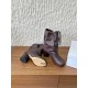 420G321  Maison Margiela 马吉拉 25ss秋冬新款 分趾绑带宽松 高跟靴MM6家tabi分趾 秋冬新品最高版本买手代购完美分趾tabi靴原版开模双层真底 原版套楦鞋型很大方 搭配各种风格都可以轻松驾驭 小短腿的福音 上身瞬间秒变大长腿 上脚不被常规所拘束，随心所欲做自己 上脚炒鸡柔软舒适▪鞋面：采用原版进口牛皮▪内里垫脚：羊皮▪跟高：7 5cm▪大底：原版定制意大利真皮大底▪Size：35-39（40 定制不退换）