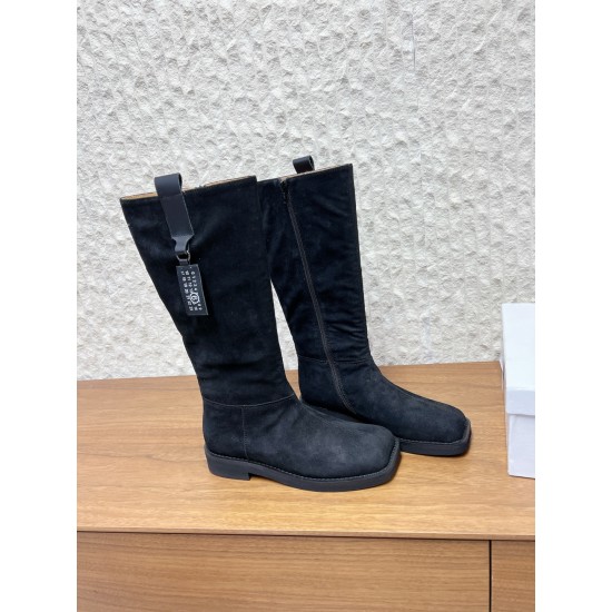 350G279 MaisonMargiela 马吉拉 25ss 秋冬新款 分趾高筒靴火爆来袭！太香了‼️靓丽多彩少女感扑面而来！不容错过的时尚单品  简单又有格调的美 跑量扛把子 必入单品 时尚减龄神器 随性率真的感脚简单高级的设计 融入MM6独有的标志同时满足日常 休闲渡假 百搭 真心巴适意大利真皮大底 分体设计 原版一致材料 对标原单 请认准咱家高货▪鞋面：牛京▪内里：牛皮▪大底：原版进口发泡大底▪Size：35-39（40定做不退换）
