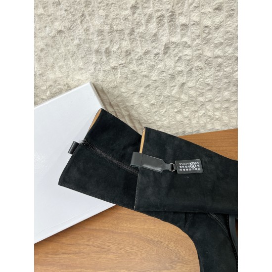 350G279 MaisonMargiela 马吉拉 25ss 秋冬新款 分趾高筒靴火爆来袭！太香了‼️靓丽多彩少女感扑面而来！不容错过的时尚单品  简单又有格调的美 跑量扛把子 必入单品 时尚减龄神器 随性率真的感脚简单高级的设计 融入MM6独有的标志同时满足日常 休闲渡假 百搭 真心巴适意大利真皮大底 分体设计 原版一致材料 对标原单 请认准咱家高货▪鞋面：牛京▪内里：牛皮▪大底：原版进口发泡大底▪Size：35-39（40定做不退换）