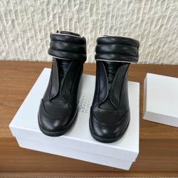 360（男码+10）G295 Maison Margiela 马吉拉 25ss秋冬新款马吉拉Future Sneaker复古 高帮 休闲鞋MM6作为这两年最受欢迎的鬼才设计师品牌设计简单、奢华的质感让你爱不释手  不想满大街撞款的可以看看这个品牌，比较小众却又是那么好搭配ins、小红书随处可见这个品牌的身影 ▪鞋面：采用原版进口牛皮▪内里垫脚：丝绸羊皮▪大底：原版定制防滑橡胶大底▪码数：35-44（女码40，男码45.46.47.48定做不退换）