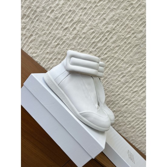 360（男码+10）G295 Maison Margiela 马吉拉 25ss秋冬新款马吉拉Future Sneaker复古 高帮 休闲鞋MM6作为这两年最受欢迎的鬼才设计师品牌设计简单、奢华的质感让你爱不释手  不想满大街撞款的可以看看这个品牌，比较小众却又是那么好搭配ins、小红书随处可见这个品牌的身影 ▪鞋面：采用原版进口牛皮▪内里垫脚：丝绸羊皮▪大底：原版定制防滑橡胶大底▪码数：35-44（女码40，男码45.46.47.48定做不退换）