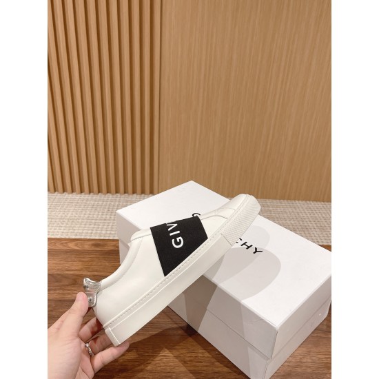 GIVENCHY Sneakers