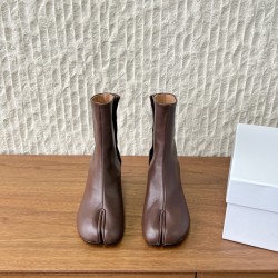 340G279  MaisonMargiela 马吉拉 25ss秋冬新款 分趾系列 高跟 分趾靴原版套楦鞋型很经典，不管是价格还是品质通通秒杀市场……告别臃肿，专为当代独立、气质都市女性打造高级鞋履 对是小众的佼佼者，百搭王，小众没有那么烂大街，穿上太有气质了▪鞋面：采用原版进口原版羊皮/爆裂纹牛皮 ▪内里垫脚：苯染牛皮 ▪大底：原版定制双层真皮大底▪Size：35-39（40定做不退换）