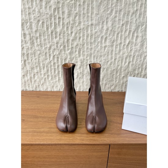 340G279  MaisonMargiela 马吉拉 25ss秋冬新款 分趾系列 高跟 分趾靴原版套楦鞋型很经典，不管是价格还是品质通通秒杀市场……告别臃肿，专为当代独立、气质都市女性打造高级鞋履 对是小众的佼佼者，百搭王，小众没有那么烂大街，穿上太有气质了▪鞋面：采用原版进口原版羊皮/爆裂纹牛皮 ▪内里垫脚：苯染牛皮 ▪大底：原版定制双层真皮大底▪Size：35-39（40定做不退换）