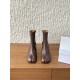 340G279  MaisonMargiela 马吉拉 25ss秋冬新款 分趾系列 高跟 分趾靴原版套楦鞋型很经典，不管是价格还是品质通通秒杀市场……告别臃肿，专为当代独立、气质都市女性打造高级鞋履 对是小众的佼佼者，百搭王，小众没有那么烂大街，穿上太有气质了▪鞋面：采用原版进口原版羊皮/爆裂纹牛皮 ▪内里垫脚：苯染牛皮 ▪大底：原版定制双层真皮大底▪Size：35-39（40定做不退换）