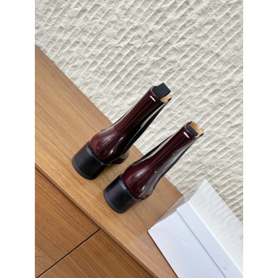 370G321  Maison Margiela 马吉拉 25ss秋冬新款 tabi分趾 切尔西 短靴当哥特式建筑的凌厉线条邂逅东方余韵 这款短靴以先锋姿态重构经典让传承与颠覆在靴履间共生。侧边弹力布与后部标志性形成视觉反差低调展露手工痕迹与品牌身份 。搭配廓形大衣与直筒裤 就是街头风配针织裙与袜套 就是前卫的碰撞。每一步都踏在舒适与格调的平衡点上让Tabi的反叛精神融入秋冬日常▪鞋面：采用原版进口小牛皮▪内里踮脚：牛皮▪鞋底：原版定制意大利进口真皮大底▪size：35-39（4041.定制不退换）