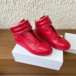 360（男码+10）G295 Maison Margiela 马吉拉 25ss秋冬新款马吉拉Future Sneaker复古 高帮 休闲鞋MM6作为这两年最受欢迎的鬼才设计师品牌设计简单、奢华的质感让你爱不释手  不想满大街撞款的可以看看这个品牌，比较小众却又是那么好搭配ins、小红书随处可见这个品牌的身影 ▪鞋面：采用原版进口牛皮▪内里垫脚：丝绸羊皮▪大底：原版定制防滑橡胶大底▪码数：35-44（女码40，男码45.46.47.48定做不退换）