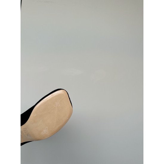 440Maison Margiela 24ss 玛吉拉麂皮宽筒直筒长靴 细高跟高筒靴分趾tabi靴原版开模双层真皮鞋底 原版套楦鞋型很大方 搭配各种风格都️轻松驾驭 小短腿的福音 上身瞬间秒变大长腿 ✔️上脚不被常规所拘束，随心所欲做自己～上脚炒鸡柔软舒适▪️鞋面：进口原版真皮▪️内里：原版真皮▪️大底：原版意大利双层真皮底跟▪️Size：35-39（40定制不退不换）