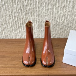 370G321  Maison Margiela 马吉拉 25ss秋冬新款 tabi分趾 切尔西 短靴当哥特式建筑的凌厉线条邂逅东方余韵 这款短靴以先锋姿态重构经典让传承与颠覆在靴履间共生。侧边弹力布与后部标志性形成视觉反差低调展露手工痕迹与品牌身份 。搭配廓形大衣与直筒裤 就是街头风配针织裙与袜套 就是前卫的碰撞。每一步都踏在舒适与格调的平衡点上让Tabi的反叛精神融入秋冬日常▪鞋面：采用原版进口小牛皮▪内里踮脚：牛皮▪鞋底：原版定制意大利进口真皮大底▪size：35-39（4041.定制不退换）