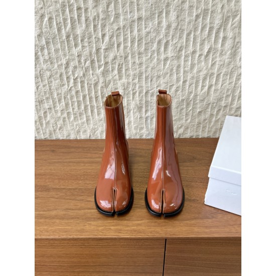 370G321  Maison Margiela 马吉拉 25ss秋冬新款 tabi分趾 切尔西 短靴当哥特式建筑的凌厉线条邂逅东方余韵 这款短靴以先锋姿态重构经典让传承与颠覆在靴履间共生。侧边弹力布与后部标志性形成视觉反差低调展露手工痕迹与品牌身份 。搭配廓形大衣与直筒裤 就是街头风配针织裙与袜套 就是前卫的碰撞。每一步都踏在舒适与格调的平衡点上让Tabi的反叛精神融入秋冬日常▪鞋面：采用原版进口小牛皮▪内里踮脚：牛皮▪鞋底：原版定制意大利进口真皮大底▪size：35-39（4041.定制不退换）