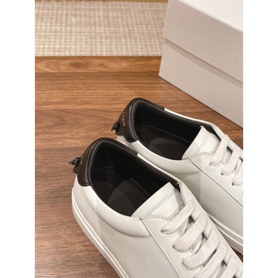 GIVENCHY Sneakers