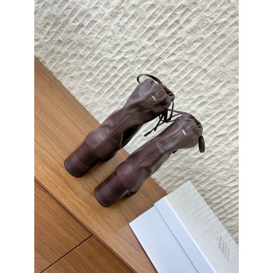 420G321  Maison Margiela 马吉拉 25ss秋冬新款 分趾绑带宽松 高跟靴MM6家tabi分趾 秋冬新品最高版本买手代购完美分趾tabi靴原版开模双层真底 原版套楦鞋型很大方 搭配各种风格都可以轻松驾驭 小短腿的福音 上身瞬间秒变大长腿 上脚不被常规所拘束，随心所欲做自己 上脚炒鸡柔软舒适▪鞋面：采用原版进口牛皮▪内里垫脚：羊皮▪跟高：7 5cm▪大底：原版定制意大利真皮大底▪Size：35-39（40 定制不退换）