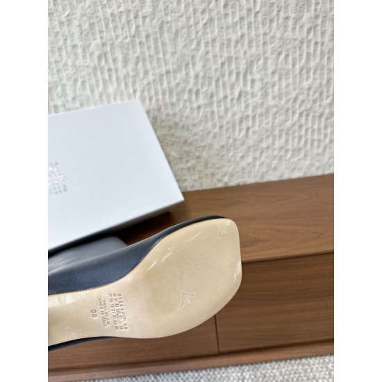 530G279  Maison Margiela 玛吉拉 25ss秋冬新款 直筒 长靴不过膝 MM6家tabi分趾鞋靴 原版开模双层真皮鞋底 原版套楦鞋型很大方 搭配各种风格都轻松驾驭 小短腿的福音 上身瞬间秒变大长腿 上脚不被常规所拘束，随心所欲做自己～上脚炒鸡柔软舒适▪️鞋面：采用原版进口牛皮▪️内里垫脚：羊皮▪️大底：原版定制意大利双层真皮大底▪️Size：35-39（40.41定制不退不换）
