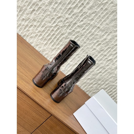 340G279  MaisonMargiela 马吉拉 25ss秋冬新款 分趾系列 高跟 分趾靴原版套楦鞋型很经典，不管是价格还是品质通通秒杀市场……告别臃肿，专为当代独立、气质都市女性打造高级鞋履 对是小众的佼佼者，百搭王，小众没有那么烂大街，穿上太有气质了▪鞋面：采用原版进口原版羊皮/爆裂纹牛皮 ▪内里垫脚：苯染牛皮 ▪大底：原版定制双层真皮大底▪Size：35-39（40定做不退换）