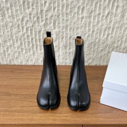 370G321  Maison Margiela 马吉拉 25ss秋冬新款 tabi分趾 切尔西 短靴当哥特式建筑的凌厉线条邂逅东方余韵 这款短靴以先锋姿态重构经典让传承与颠覆在靴履间共生。侧边弹力布与后部标志性形成视觉反差低调展露手工痕迹与品牌身份 。搭配廓形大衣与直筒裤 就是街头风配针织裙与袜套 就是前卫的碰撞。每一步都踏在舒适与格调的平衡点上让Tabi的反叛精神融入秋冬日常▪鞋面：采用原版进口小牛皮▪内里踮脚：牛皮▪鞋底：原版定制意大利进口真皮大底▪size：35-39（4041.定制不退换）