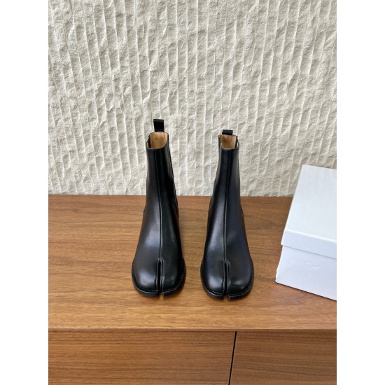 370G321  Maison Margiela 马吉拉 25ss秋冬新款 tabi分趾 切尔西 短靴当哥特式建筑的凌厉线条邂逅东方余韵 这款短靴以先锋姿态重构经典让传承与颠覆在靴履间共生。侧边弹力布与后部标志性形成视觉反差低调展露手工痕迹与品牌身份 。搭配廓形大衣与直筒裤 就是街头风配针织裙与袜套 就是前卫的碰撞。每一步都踏在舒适与格调的平衡点上让Tabi的反叛精神融入秋冬日常▪鞋面：采用原版进口小牛皮▪内里踮脚：牛皮▪鞋底：原版定制意大利进口真皮大底▪size：35-39（4041.定制不退换）
