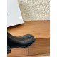370G321  Maison Margiela 马吉拉 25ss秋冬新款 tabi分趾 切尔西 短靴当哥特式建筑的凌厉线条邂逅东方余韵 这款短靴以先锋姿态重构经典让传承与颠覆在靴履间共生。侧边弹力布与后部标志性形成视觉反差低调展露手工痕迹与品牌身份 。搭配廓形大衣与直筒裤 就是街头风配针织裙与袜套 就是前卫的碰撞。每一步都踏在舒适与格调的平衡点上让Tabi的反叛精神融入秋冬日常▪鞋面：采用原版进口小牛皮▪内里踮脚：牛皮▪鞋底：原版定制意大利进口真皮大底▪size：35-39（4041.定制不退换）