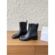 370G321  Maison Margiela 马吉拉 25ss秋冬新款 tabi分趾 切尔西 短靴当哥特式建筑的凌厉线条邂逅东方余韵 这款短靴以先锋姿态重构经典让传承与颠覆在靴履间共生。侧边弹力布与后部标志性形成视觉反差低调展露手工痕迹与品牌身份 。搭配廓形大衣与直筒裤 就是街头风配针织裙与袜套 就是前卫的碰撞。每一步都踏在舒适与格调的平衡点上让Tabi的反叛精神融入秋冬日常▪鞋面：采用原版进口小牛皮▪内里踮脚：牛皮▪鞋底：原版定制意大利进口真皮大底▪size：35-39（4041.定制不退换）