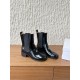 370G321  Maison Margiela 马吉拉 25ss秋冬新款 tabi分趾 切尔西 短靴当哥特式建筑的凌厉线条邂逅东方余韵 这款短靴以先锋姿态重构经典让传承与颠覆在靴履间共生。侧边弹力布与后部标志性形成视觉反差低调展露手工痕迹与品牌身份 。搭配廓形大衣与直筒裤 就是街头风配针织裙与袜套 就是前卫的碰撞。每一步都踏在舒适与格调的平衡点上让Tabi的反叛精神融入秋冬日常▪鞋面：采用原版进口小牛皮▪内里踮脚：牛皮▪鞋底：原版定制意大利进口真皮大底▪size：35-39（4041.定制不退换）