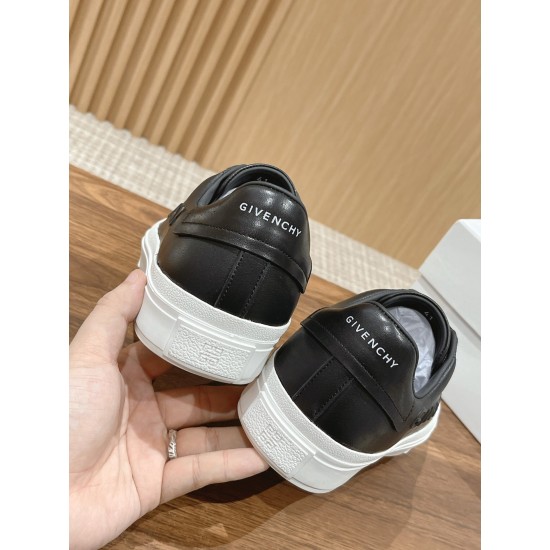 GIVENCHY Sneakers