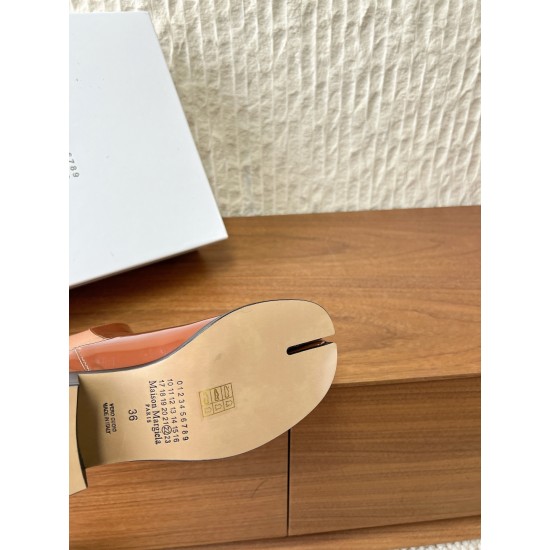 370G321  Maison Margiela 马吉拉 25ss秋冬新款 tabi分趾 切尔西 短靴当哥特式建筑的凌厉线条邂逅东方余韵 这款短靴以先锋姿态重构经典让传承与颠覆在靴履间共生。侧边弹力布与后部标志性形成视觉反差低调展露手工痕迹与品牌身份 。搭配廓形大衣与直筒裤 就是街头风配针织裙与袜套 就是前卫的碰撞。每一步都踏在舒适与格调的平衡点上让Tabi的反叛精神融入秋冬日常▪鞋面：采用原版进口小牛皮▪内里踮脚：牛皮▪鞋底：原版定制意大利进口真皮大底▪size：35-39（4041.定制不退换）