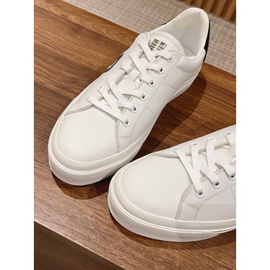 GIVENCHY Sneakers
