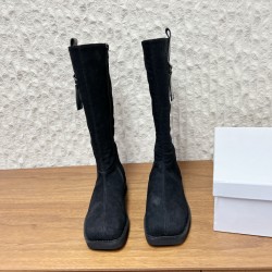 350G279 MaisonMargiela 马吉拉 25ss 秋冬新款 分趾高筒靴火爆来袭！太香了‼️靓丽多彩少女感扑面而来！不容错过的时尚单品  简单又有格调的美 跑量扛把子 必入单品 时尚减龄神器 随性率真的感脚简单高级的设计 融入MM6独有的标志同时满足日常 休闲渡假 百搭 真心巴适意大利真皮大底 分体设计 原版一致材料 对标原单 请认准咱家高货▪鞋面：牛京▪内里：牛皮▪大底：原版进口发泡大底▪Size：35-39（40定做不退换）