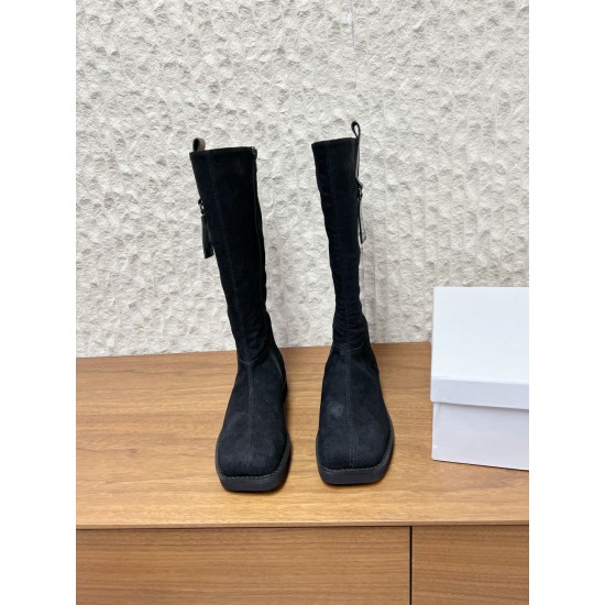 350G279 MaisonMargiela 马吉拉 25ss 秋冬新款 分趾高筒靴火爆来袭！太香了‼️靓丽多彩少女感扑面而来！不容错过的时尚单品  简单又有格调的美 跑量扛把子 必入单品 时尚减龄神器 随性率真的感脚简单高级的设计 融入MM6独有的标志同时满足日常 休闲渡假 百搭 真心巴适意大利真皮大底 分体设计 原版一致材料 对标原单 请认准咱家高货▪鞋面：牛京▪内里：牛皮▪大底：原版进口发泡大底▪Size：35-39（40定做不退换）