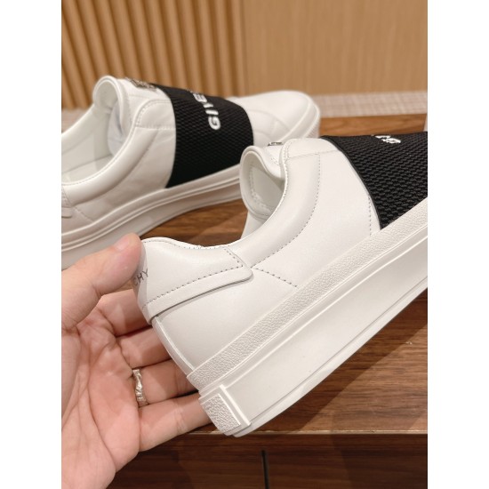 GIVENCHY Sneakers