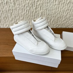 360（男码+10）G295 Maison Margiela 马吉拉 25ss秋冬新款马吉拉Future Sneaker复古 高帮 休闲鞋MM6作为这两年最受欢迎的鬼才设计师品牌设计简单、奢华的质感让你爱不释手  不想满大街撞款的可以看看这个品牌，比较小众却又是那么好搭配ins、小红书随处可见这个品牌的身影 ▪鞋面：采用原版进口牛皮▪内里垫脚：丝绸羊皮▪大底：原版定制防滑橡胶大底▪码数：35-44（女码40，男码45.46.47.48定做不退换）