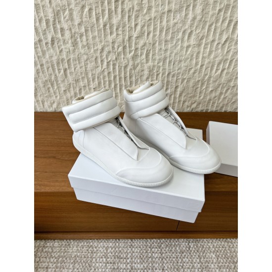 360（男码+10）G295 Maison Margiela 马吉拉 25ss秋冬新款马吉拉Future Sneaker复古 高帮 休闲鞋MM6作为这两年最受欢迎的鬼才设计师品牌设计简单、奢华的质感让你爱不释手  不想满大街撞款的可以看看这个品牌，比较小众却又是那么好搭配ins、小红书随处可见这个品牌的身影 ▪鞋面：采用原版进口牛皮▪内里垫脚：丝绸羊皮▪大底：原版定制防滑橡胶大底▪码数：35-44（女码40，男码45.46.47.48定做不退换）