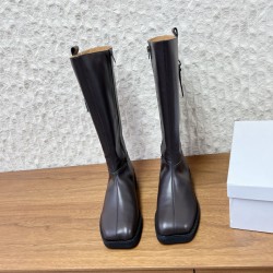 380G279 MaisonMargiela 马吉拉 25ss 秋冬新款 分趾高筒靴火爆来袭！太香了‼️靓丽多彩少女感扑面而来！不容错过的时尚单品  简单又有格调的美 跑量扛把子 必入单品 时尚减龄神器 随性率真的感脚简单高级的设计 融入MM6独有的标志同时满足日常 休闲渡假 百搭 真心巴适意大利真皮大底 分体设计 原版一致材料 对标原单 请认准咱家高货▪鞋面：牛皮▪内里：牛皮▪大底：原版进口发泡大底▪Size：35-39（40定做不退换）