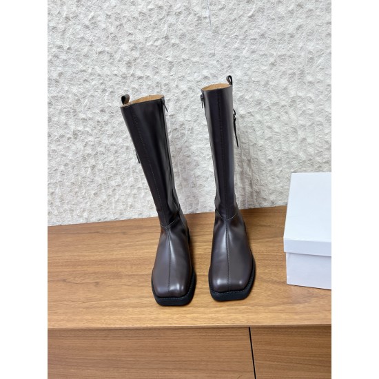 380G279 MaisonMargiela 马吉拉 25ss 秋冬新款 分趾高筒靴火爆来袭！太香了‼️靓丽多彩少女感扑面而来！不容错过的时尚单品  简单又有格调的美 跑量扛把子 必入单品 时尚减龄神器 随性率真的感脚简单高级的设计 融入MM6独有的标志同时满足日常 休闲渡假 百搭 真心巴适意大利真皮大底 分体设计 原版一致材料 对标原单 请认准咱家高货▪鞋面：牛皮▪内里：牛皮▪大底：原版进口发泡大底▪Size：35-39（40定做不退换）