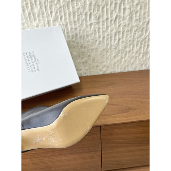 360G279  Maison Margiela 马吉拉 25ss秋冬新款 高跟 短靴简易百搭尖头靴子，北欧小众风情～简约的设计  独特头型设计 让脚丫子变的更加自由自在！想怎么走，就怎么走 ……无约束！套筒设计简单的流畅线条修饰脚型，好穿舒适耐看！▪鞋面：采用原版进口小牛皮▪内里垫脚：水染牛皮▪跟高：7.5cm▪鞋底：原版定制意大利真皮大底▪码数：35-40（40订做不退换）