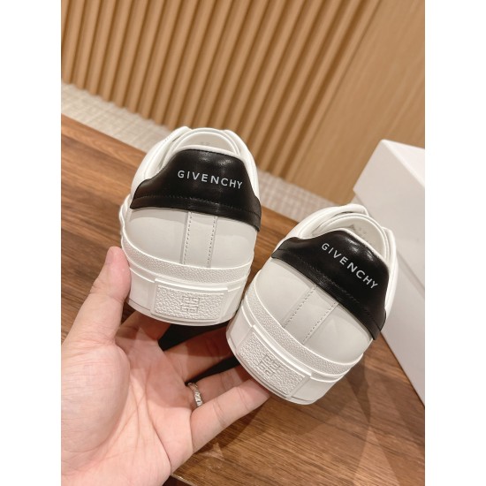 GIVENCHY Sneakers