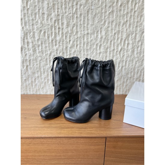 420G321  Maison Margiela 马吉拉 25ss秋冬新款 分趾绑带宽松 高跟靴MM6家tabi分趾 秋冬新品最高版本买手代购完美分趾tabi靴原版开模双层真底 原版套楦鞋型很大方 搭配各种风格都可以轻松驾驭 小短腿的福音 上身瞬间秒变大长腿 上脚不被常规所拘束，随心所欲做自己 上脚炒鸡柔软舒适▪鞋面：采用原版进口牛皮▪内里垫脚：羊皮▪跟高：7 5cm▪大底：原版定制意大利真皮大底▪Size：35-39（40 定制不退换）