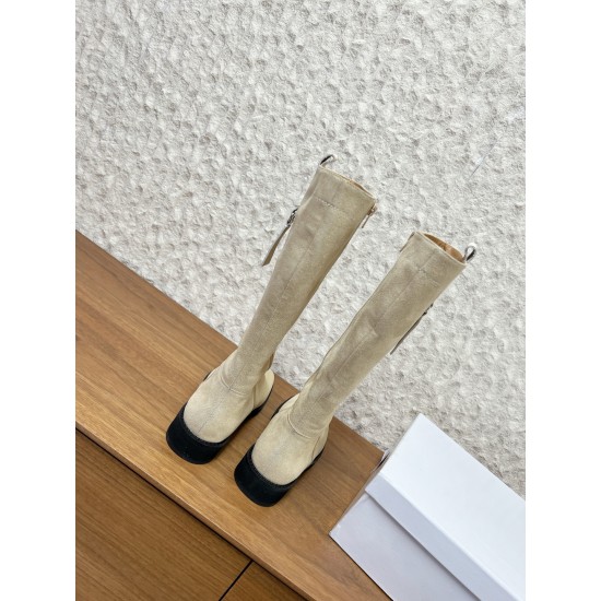 350G279 MaisonMargiela 马吉拉 25ss 秋冬新款 分趾高筒靴火爆来袭！太香了‼️靓丽多彩少女感扑面而来！不容错过的时尚单品  简单又有格调的美 跑量扛把子 必入单品 时尚减龄神器 随性率真的感脚简单高级的设计 融入MM6独有的标志同时满足日常 休闲渡假 百搭 真心巴适意大利真皮大底 分体设计 原版一致材料 对标原单 请认准咱家高货▪鞋面：牛京▪内里：牛皮▪大底：原版进口发泡大底▪Size：35-39（40定做不退换）