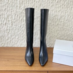 460G279  Maison Margiela 马吉拉 25ss秋冬新款 高跟 长靴简易百搭尖头靴子，北欧小众风情～简约的设计  独特头型设计 让脚丫子变的更加自由自在！想怎么走，就怎么走 ……无约束！套筒设计简单的流畅线条修饰脚型，好穿舒适耐看！▪鞋面：采用原版进口小牛皮▪内里垫脚：水染牛皮▪跟高：7.5cm▪鞋底：原版定制意大利真皮大底▪码数：35-40（40订做不退换）